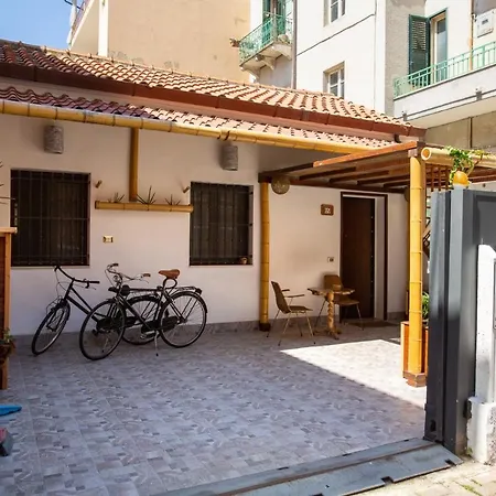 Villetta vicino al mare con posto auto privato-3